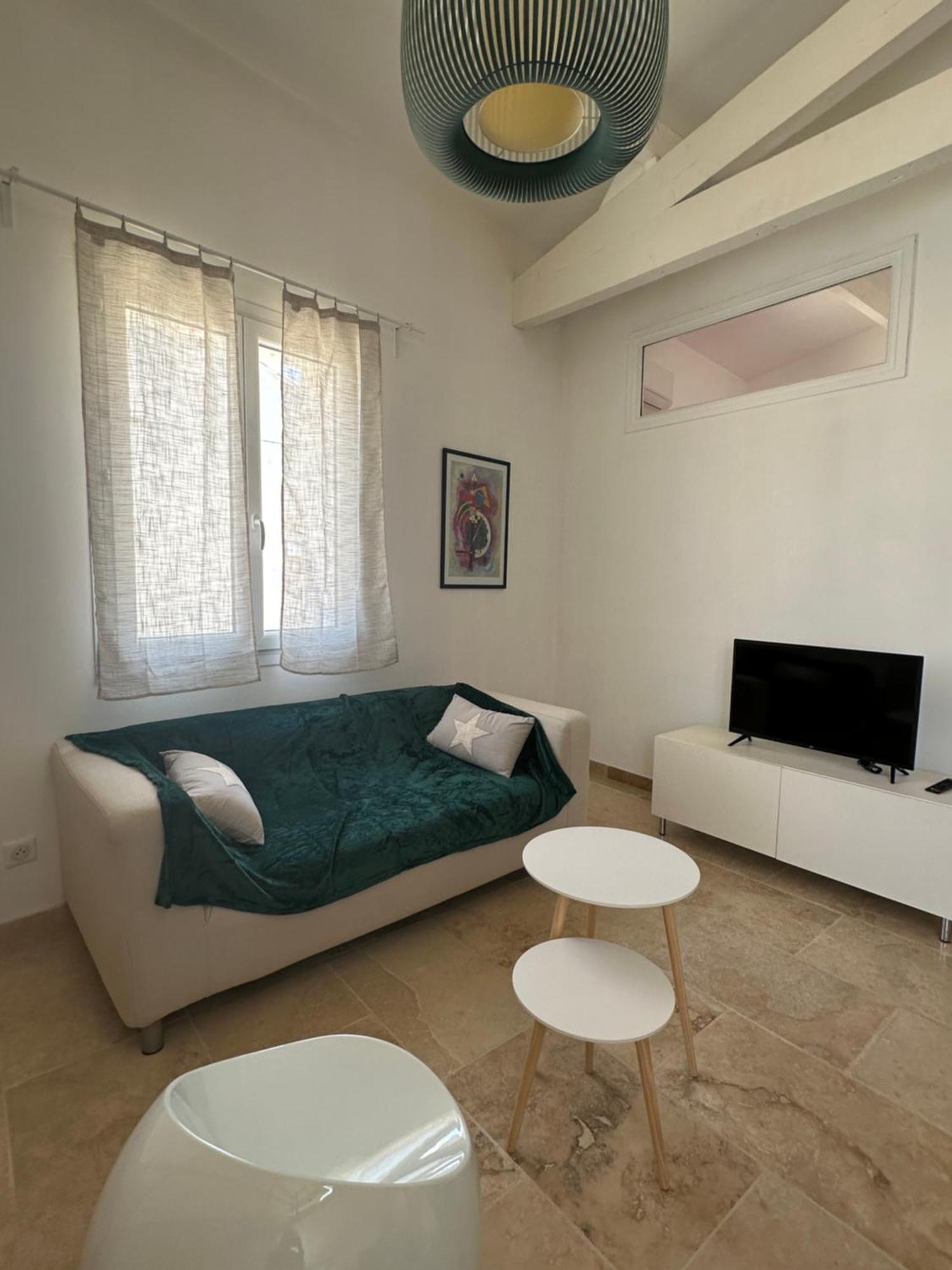 Appartement Avec Vue Sur L Eglise Des Saintes Exterior photo